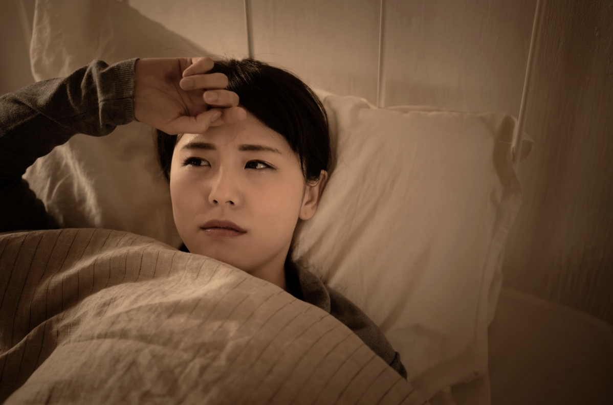 精神科医監修】夜、急に不安感に襲われるのはなぜ？考えられる原因と